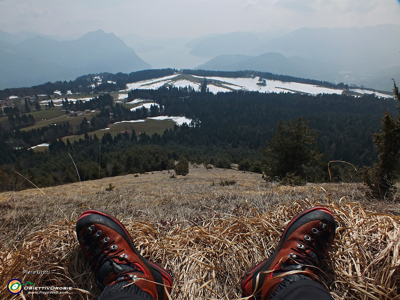 63 Ammirando in relax il bel panorama anche se con foschia.JPG